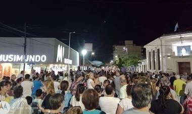 SAENZ PEÑA : Vecinos y comerciante se manifestaron anoche en protesta por los aumentos en las boletas de luz y agua,ademas por el mal servicio que prestan tanto Secheep como Sameep