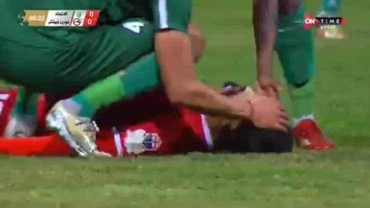 (video) Ahmed Refaat sigue en estado crítico bajo cuidado médico luego de sufrir un paro cardiaco en pleno partido en el futbol Egipcio